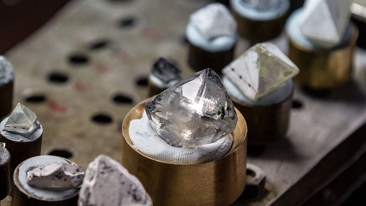 Резка металла техническим алмазом: инструмент с алмазным напылением