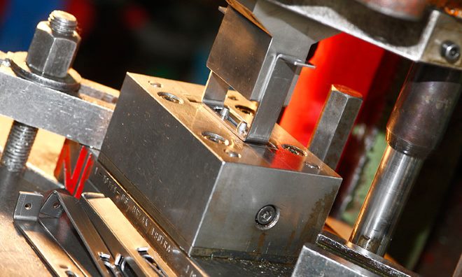 Штамповка металла: сравнение технологий горячей и холодной штамповки